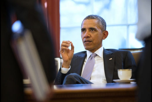 Barack Obama évoque l’Ukraine lors d’une réunion avec les membres du Conseil de Sécurité Nationale dans le bureau oval, le 28 février 2014 (Photo officelle de la Maison Blanche par Pete Souza)