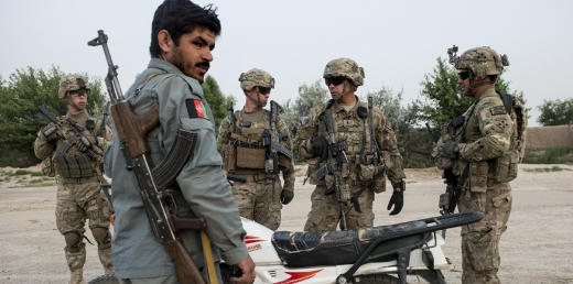 Des soldats américains et un policier afghan, le 3 juin 2014, à proximité de Kandahar. Photo d'illustration. (AFP PHOTO/Brendan SMIALOWSKI)