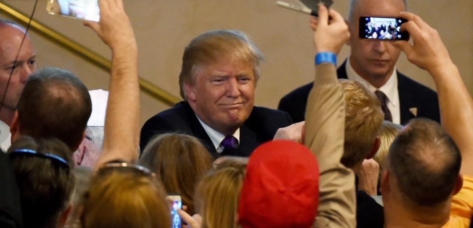 Donald Trump salue ses supporters après un discours lors du caucus à l'hôtel et casino Treasure Island, le 23 février 2016 à Las Vegas, Nevada. (ETHAN MILLER / GETTY IMAGES NORTH AMERICA / AFP).
