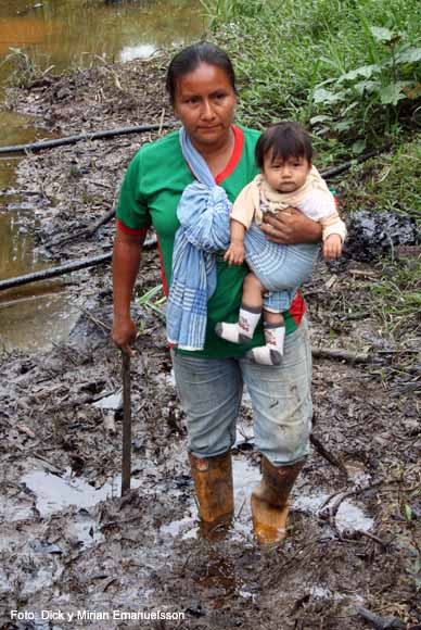 Une femme indigène de l'Amazonie équatorienne chemine dans le désastre écologique créé par Chevron-Texaco 