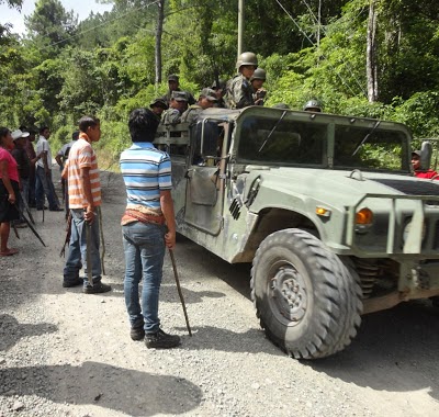Patrouille de l'armée et les indigènes Lenca sur la route. Malgré la militarisation de la région de Rio Blanco, la lutte contre le projet de barrage reste déterminée.