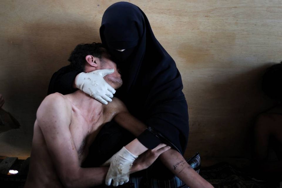 Fatima al-Qaws berce son fils de 18 ans, Zayed, souffrant des effets des gaz lacrymogènes lancés lors d'une manifestation de rue à Sanaa, Yémen, 15 octobre 2011. Photo Samuel Aranda