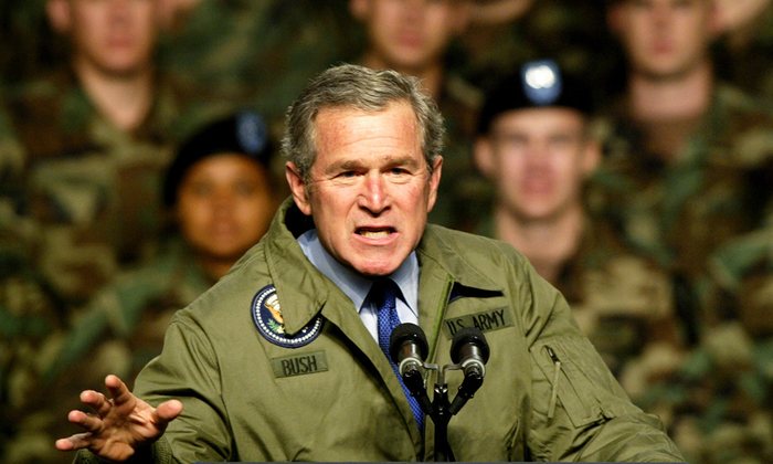 Le président George W. Bush s'adresse à des soldats américains en 2003, quelques semaines avant l'invasion de l'Irak. Photograph: Jeff Mitchell/Reuters
