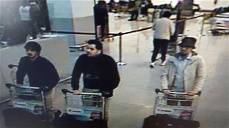 Dans cette image fournie par la Police Fédérale belge à Bruxelles mardi, le 22 mars 2016 de trois hommes qui sont soupçonnés de participation dans les attaques à l'Aéroport Zaventem de la Belgique. Le site Web de la Police Fédérale de la Belgique lundi, le 28 mars a commencé à porter une 32 deuxième vidéo d'un homme mystérieux dans un chapeau soupçonné d'avoir la participation dans le 22 mars l'attentat à la bombe(le bombardement) d'Aéroport de Bruxelles. 