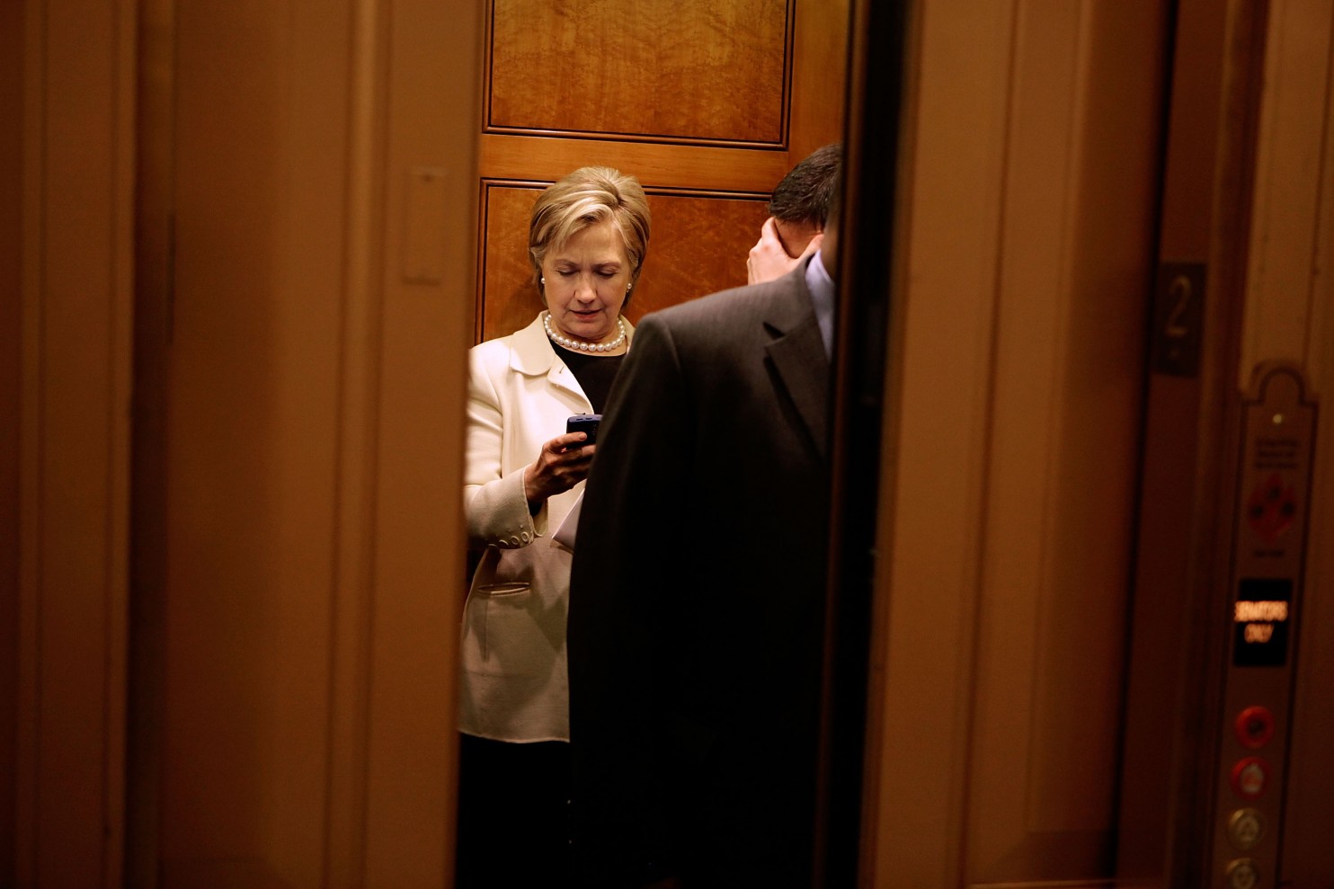 Hillary Clinton, qui à l'époque était sélectionnée pour être secrétaire d'État, regarde son BlackBerry dans un ascenseur du Capitole des États-Unis au District en janvier 2009. (Chip Somodevilla/Getty Images)