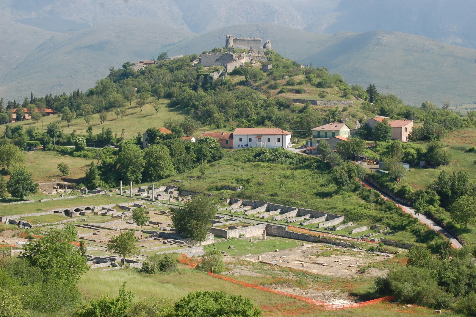 Alba Fucens : vue des ruines romaines et du château.