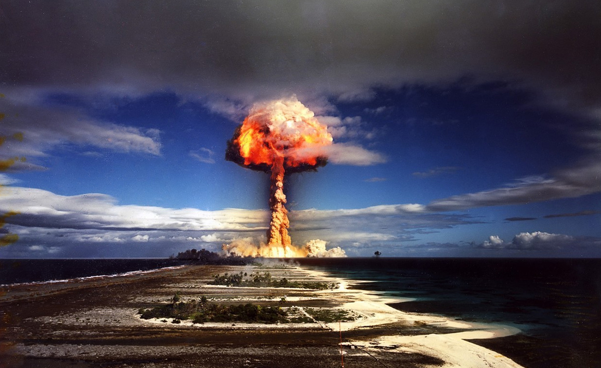 Essai nucléaire du 3 juillet 1970 à Mururoa (tir Licorne, 1 MT). Parce que « la France » c'est, entre autres : plus de 200 essais nucléaires depuis 1966, avec les conséquences environnementales et sanitaires que l'on sait (ou que l'on devrait savoir). (Coup de pouce : http://www.bastamag.net/Essais-nucleaires-en-Polynesie-la-France-meprise-les-consequences).