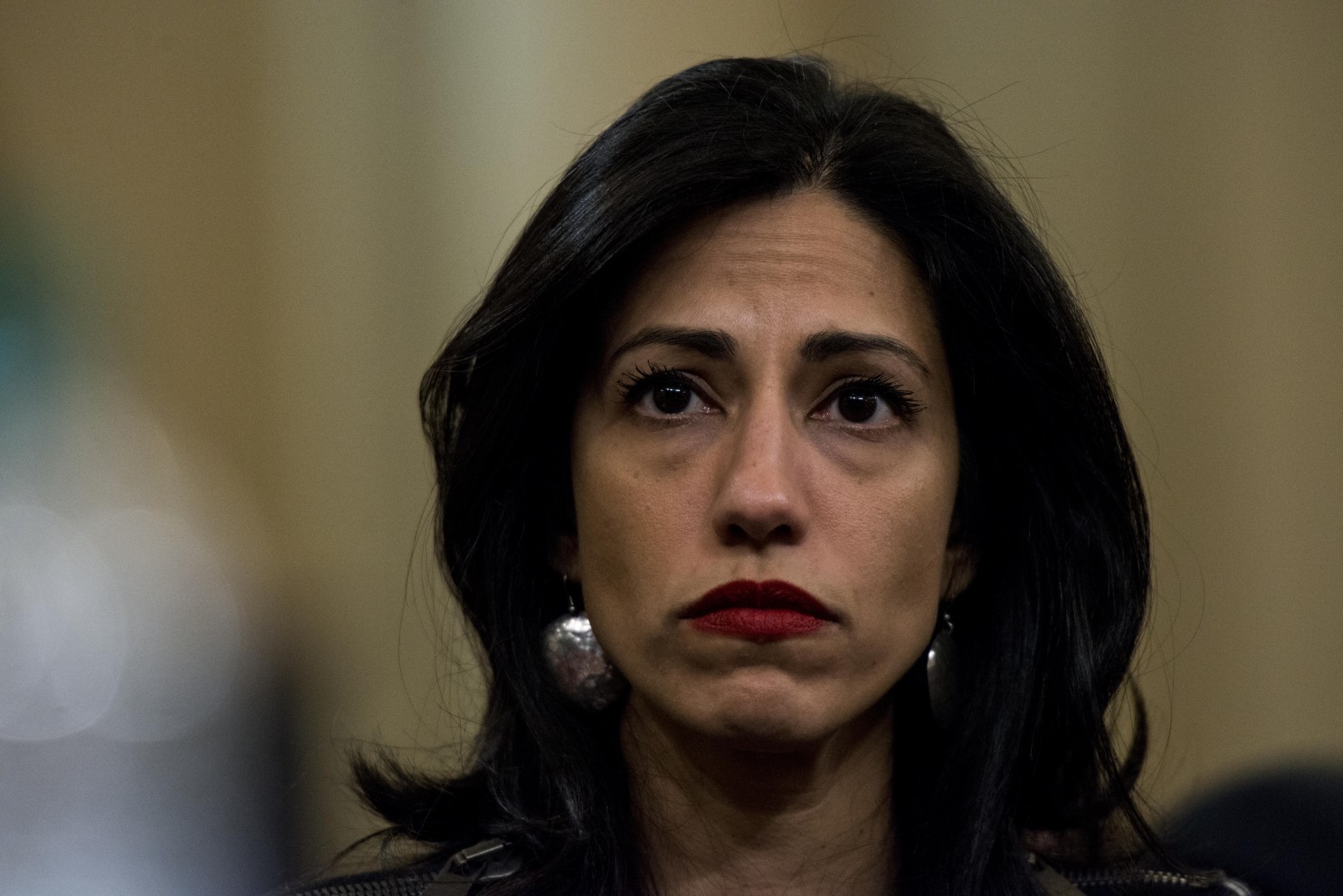Huma Abedin, une assistante principale de Hillary Clinton, réagit à un témoignage lors d'une audition d'octobre devant la Commission spéciale de la Maison-Blanche sur Benghazi. (Melina Mara/The Washington Post)