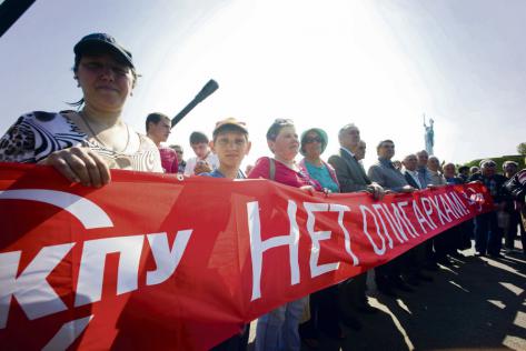 Des centaines de militants du Parti communiste d’Ukraine ont défilé le 1er mai pour la fête du travail à Kiev en 2015. Photo : Geovien So/NurPhoto/ImageForum