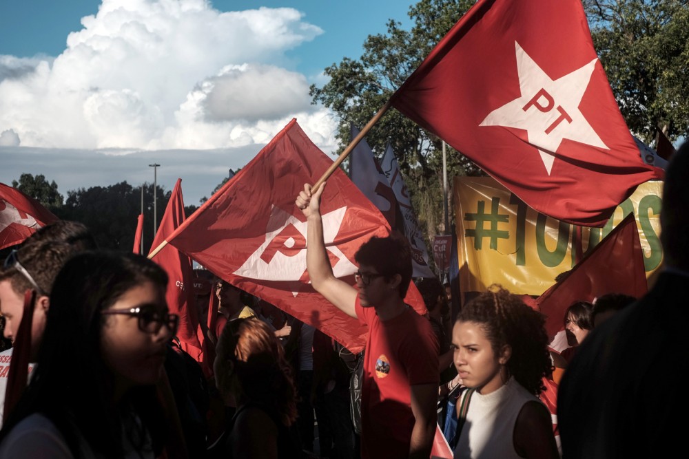 Les supporters du Parti des travailleurs (PT) manifestent en soutien à la présidente Dilma Roussef et à l'ancien président Luiz Inacio Lula da Silva à Rio de Janeiro, Brésil, le 18 mars 2016. Photo: Yasuyoshi Chiba/AFP/Getty Images