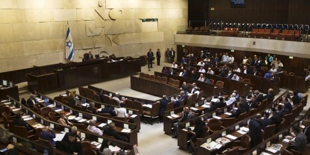 La loi a été adoptée par les 56 députés présents à la Knesset, qui compte 120 sièges. (Crédits : © Ronen Zvulun / Reuters)