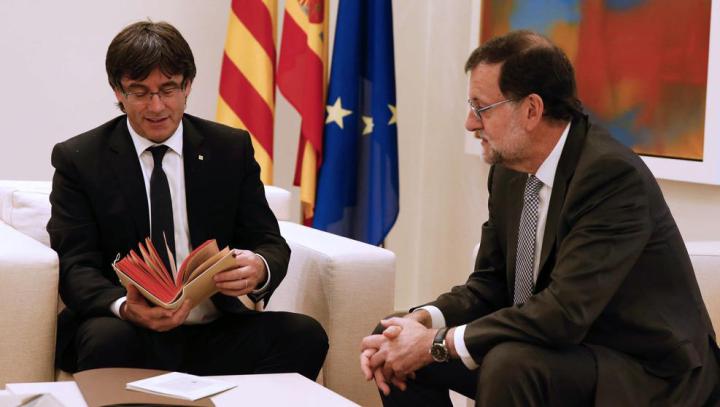 Mariano Rajoy et le président régional catalan, Carles Puigdemont (photographie : EFE et La Vanguardia)