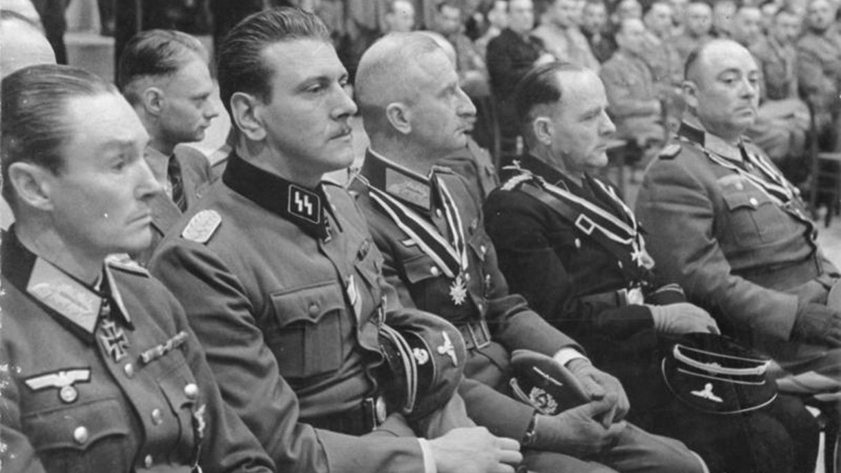 Otto Skorzeny (deuxième à partir de la gauche), 3 octobre 1943. Credit: Wikimedia Commons