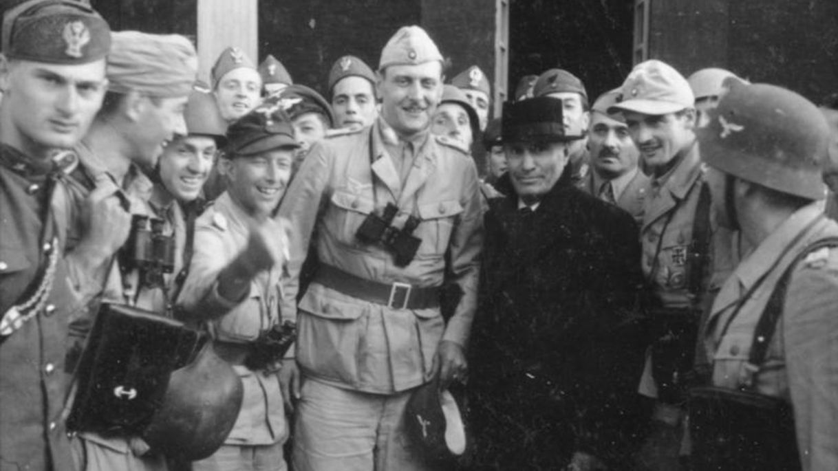 Otto Skorzeny avec Mussolini qu'il vient de libérer - 12 septembre 1943. Credit: Wikimedia Commons /Toni Schneiders