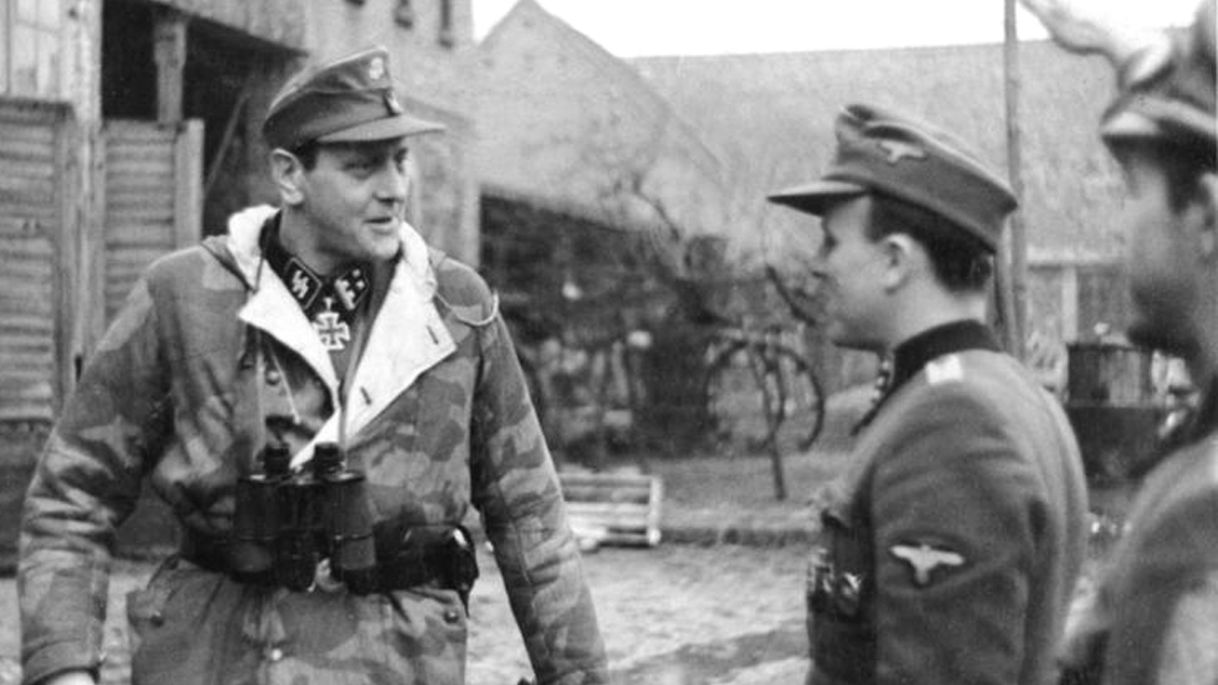 Otto Skorzeny, en Poméranie, rendant visite au 500ème bataillon de parachutistes, février 1945. Credit: Wikimedia Commons