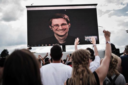  Le lanceur d'alerte Edward Snowden participe à des conférences dans le monde entier via webcam depuis la Russie où il a trouvé refuge. Il a participé à un festival au Danemark le 28 juin dernier. MATHIAS LOEVGREEN BOJESEN / AFP