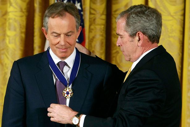 Le président George W. Bush remet la Médaille de la Liberté à l'ancien premier ministre britannique Tony Blair lors d'une cérémonie à la Maison-Blanche, le 13 janvier 2009, à Washington | Getty