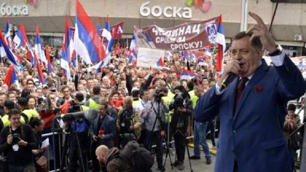 Le premier ministre Milorad Dodik prend la parole à un meeting pré-victoire à Banja Luka, capitalede facto de la Republika Srpska
