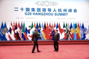 Le président chinois Xi Jinping reçoit le président Barack Obama à son arrivée pour le sommet du G20 au Centre de l'Exposition Internationale de Hangzhou, en Chine, le 4 septembre 2016. (Photo Officielle de la Maison-Blanche par Pete Souza)