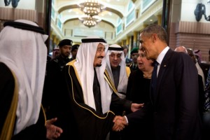 Le roi saoudien Salman fait ses adieux au président Barack Obama à l'Erga Palace après une visite d'État en Arabie saoudite, le 27 janvier 2015. (Photo officielle de la Maison-Blanche par Pete Souza)