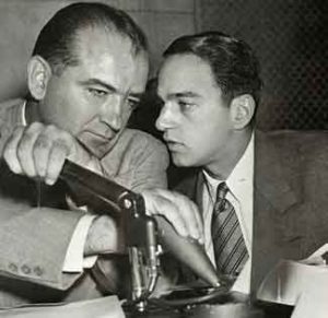 L'avocat Roy Cohn (à droite) avec le sénateur Joseph McCarthy.