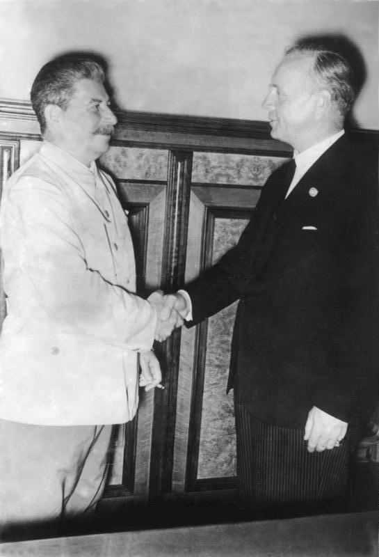 Joseph Staline et Joachim von Ribbentrop.