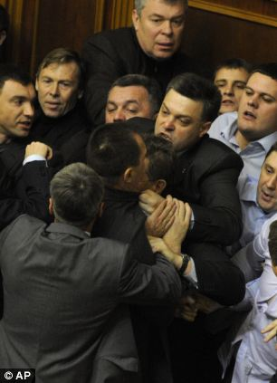 Tyahnybok prend son métier de parlementaire à bras-le-corps avec son nouveau groupe parlementaire, surtout avec les députés communistes.