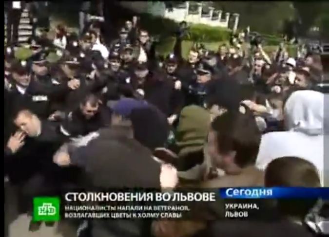 le 9 mai 2011 - (anniversaire de la fin de la guerre) , troupes de skinheads à Lviv pour perturber la cérémonie avec les anciens combattants de la Seconde Guerre mondiale