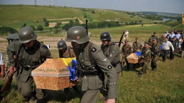  cérémonie de ré-inhumation de la division Waffen-SS Galicie (retrouvés dans un terrain) le 28 juillet 2013 à Gologory en Galicie