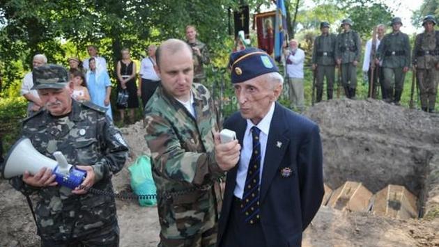 cérémonie de ré-inhumation de la division Waffen-SS Galicie (retrouvés dans un terrain) le 28 juillet 2013 à Gologory en Galicie