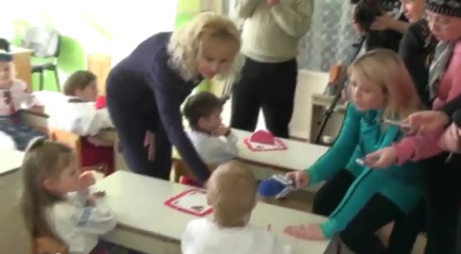 Irina Fahrion en 2010, en visite dans une maternelle