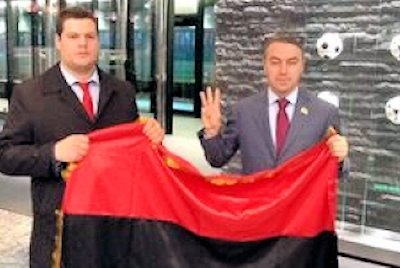 Igor Mirochnitchenko se fait photographier avec le drapeau de l’UPA et le salut Svoboda au Siege de la FIFA fin 2013