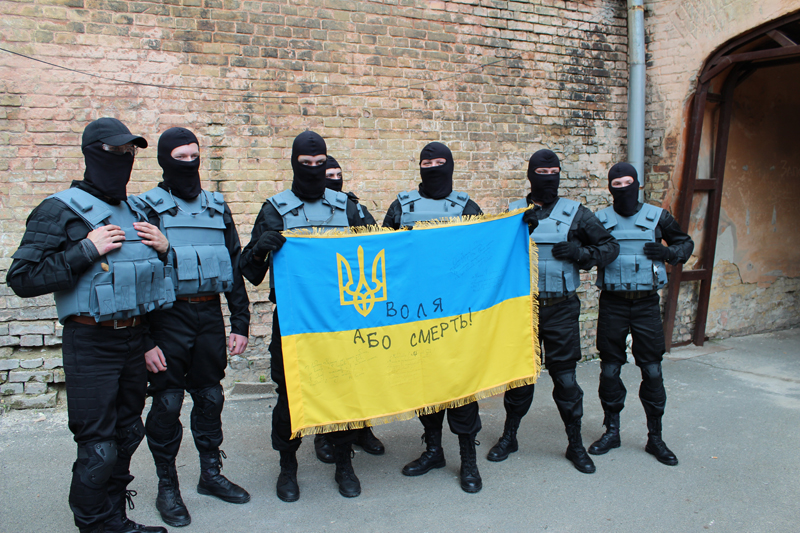 https://www.les-crises.fr/wp-content/uploads/2014/06/bataillon-azov-juin-2014-6.jpg