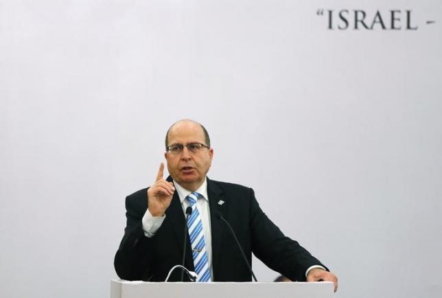 ILe ministre de la Défense, Moshe Ya'alon, fait un signe de la main tandis qu'il s'adresse à une assemblée au cours d'un débat dont le thème était : 