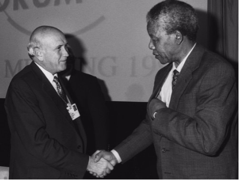 Le président de l'Afrique du Sud FW de Klerk, le chef Mangosuthu Buthelezi et Nelson Mandela récemment libéré apparurent ensemble sur la scène pour la première fois, ce qui constitua une date clé de la transition du pays pour sortir de l'apartheid.