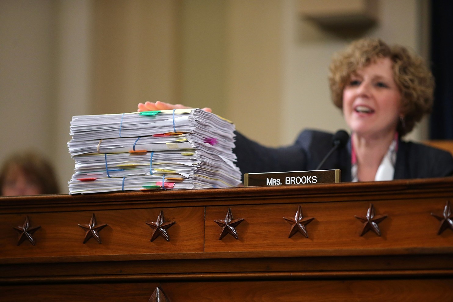 La représentante républicaine Susan Brooks (Indiana) parle devant des piles d'emails d'Hillary Clinton sur la Libye, lors d'une audition devant la Commission spéciale sur Benghazi au Capitole le 22 octobre. (Chip Somodevilla/Getty Images)