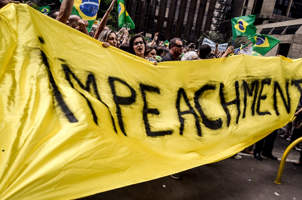 Après la nomination de l'ex-président Luiz Inacio Lula da Silva comme chef de cabinet de ministre, des centaines de gens sont descendus avenue Paulista, dans le centre de Sao Paulo, au Brésil, pour protester contre lui et le gouvernement de la présidente Dilma Roussef, le 17 mars 2016. Photo: Gustavo Basso/NurPhoto/Sipa USA/AP