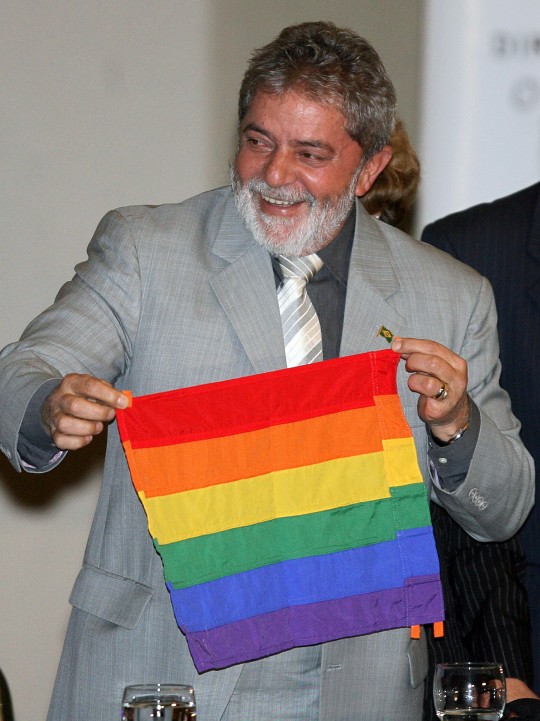 Le président Luiz Inacio Lula da Silva tient un drapeau du mouvement gay lors de la cérémonie d'ouverture de la première conférence nationale pour les gays, les lesbiennes et les transsexuels, le 5 juin 2008, au Brésil. Photo: Joedson Alves/AFP/Getty Images