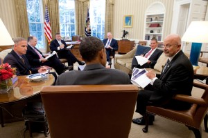 Le directeur du renseignement national, James R. Clapper (à droite) parlant avec le président Barack Obama dans le bureau ovale en présence de John Brennan et d'autres membres de la National Security Agency. (Photo credit: Office of Director of National Intelligence)