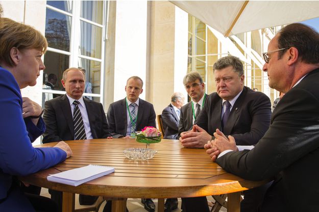 Les dirigeants allemand, russe, ukrainien et français – Angela Merkel, Vladimir Poutine, Petro Porochenko et François Hollande – réunis le 2 octobre 2015 à Paris pour trouver une issue au conflit ukrainien. Une crise qui, selon Alain Juillet, pourrait avoir été « montée de toutes pièces par les néoconservateurs américains ». Reuters