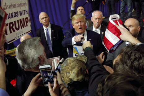 Donald Trump en campagne pour l’investiture républicaine. Le 13 février, revenant sur l’invasion de l’Irak en 2003, il clame : « Ils ont menti, il n’y avait pas d’armes de destruction massive. » © Jim Young/Reuters