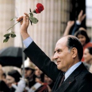  être président, ne sert pas à grand-chose dans ces sociétés sujettes, soumises au capitalisme. Mitterrand_rose-50fc9