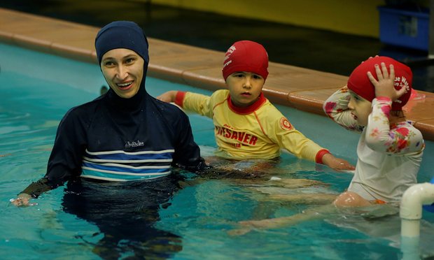 Fadila Chafic, australienne et musulmane, et une instructrice de natation, dans une piscine à Sydney. Photograph: Jason Reed/Reuters