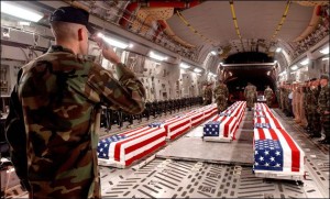 Les cercueils des soldats américains arrivent à la base aérienne de Dover dans le Delaware en 2006. (Photo du gouvernement américain)