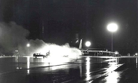 A Grand Forks, Nord Dakota, en septembre 1980, un bombardier B-52, chargé de 12 bombes à hydrogène avec leurs têtes nucléaires, a pris feu. Il s'est consumé durant deux heures, alimenté par une pompe à carburant. Seuls des vents forts ont pu éteindre les flammes, et un pompier grimpant sur l'avion en feu a pu couper le circuit, évitant le désastre.