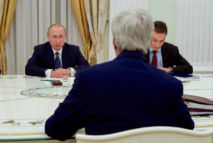 Le secrétaire d'État américain John Kerry écoute le président russe Vladimir Poutine dans une salle de réunion du Kremlin, à Moscou, Russie, au début d'une rencontre bilatérale, le 14 juillet 2016. [State Department Photo]
