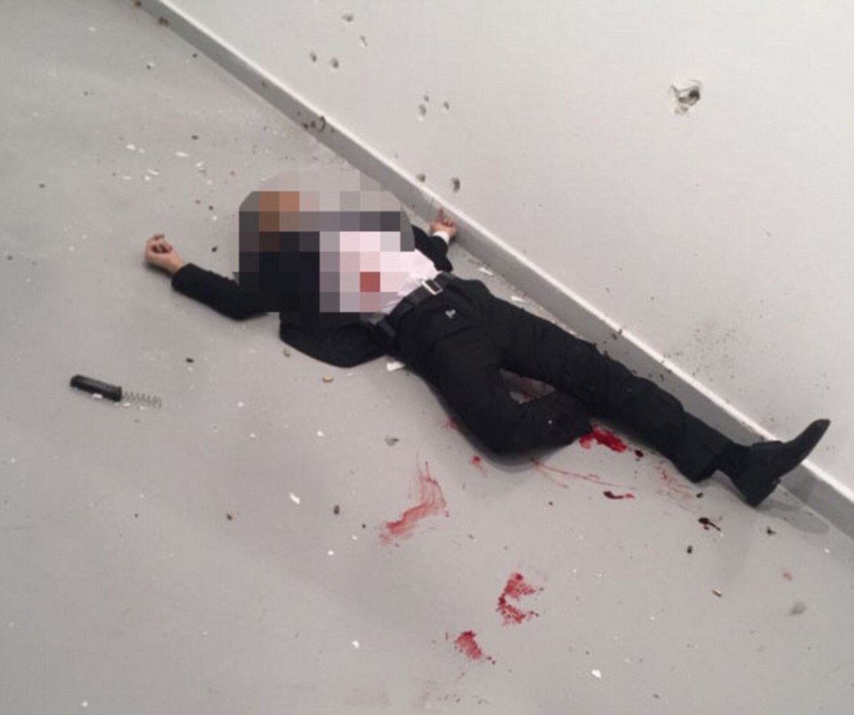  L'ambassadeur Russe en turquie a été abattu  An_image_of_the_gunman_lying_dead