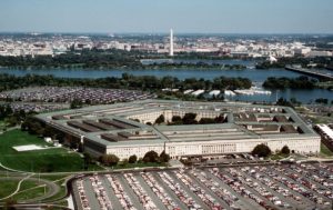Le Pentagone, quartier général du Département de la Défense américain, vue de la rivière Potomac, et Washington D.C. en arrière-plan. (Photo du Département de la Défense)