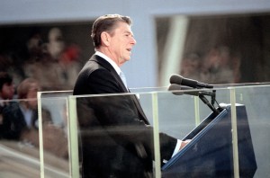 Le président Ronald Reagan prononce son discours inaugural le 20 janvier 1981, tandis que les 52 otages américains en Iran sont relâchés au même moment.