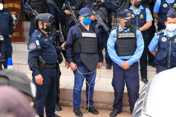 La police détient Juan Orlando Hernández, ancien président du Honduras sur des accusations à Tegucigalpa, Honduras. le 14 février 2022. Police nationale du Honduras/Handout via REUTERS ATENCIÓN EDITORES